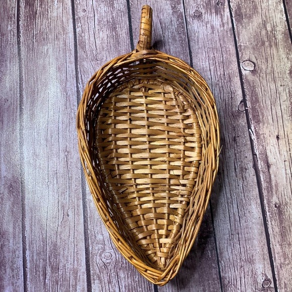 VTG Brown Wicker Rattan Leaf Shaped Boho Basket - Picture 2 of 8
